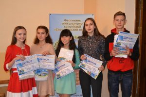 Вихованці гуртків естрадної пісні «Сузір’я» та «Соло» Донецького обласного палацу дитячої та юнацької творчості