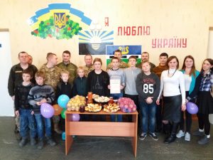 вручення подарунків воїнам АТО