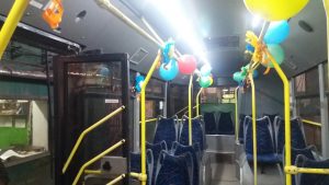 Прикрашений тролейбус до Дня Матері