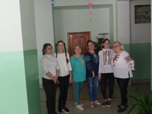 А над світом українська вишивка цвіте