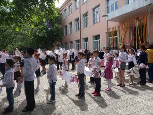 А над світом українська вишивка цвіте