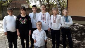 А над світом українська вишивка цвіте