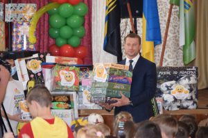 «Країна дитинства скликає друзів»