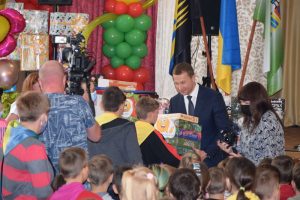 «Країна дитинства скликає друзів»